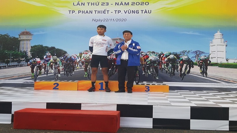 Lãnh đạo Công ty Xổ số Kiến thiết Bà Rịa – Vũng Tàu trao giải chặng 2 cuộc đua xe đạp Nam kỳ Khởi nghĩa 2020