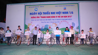 TẶNG XE ĐẠP CHO CÁC EM THIẾU NHI CÓ HOÀN CẢNH KHÓ KHĂN.
