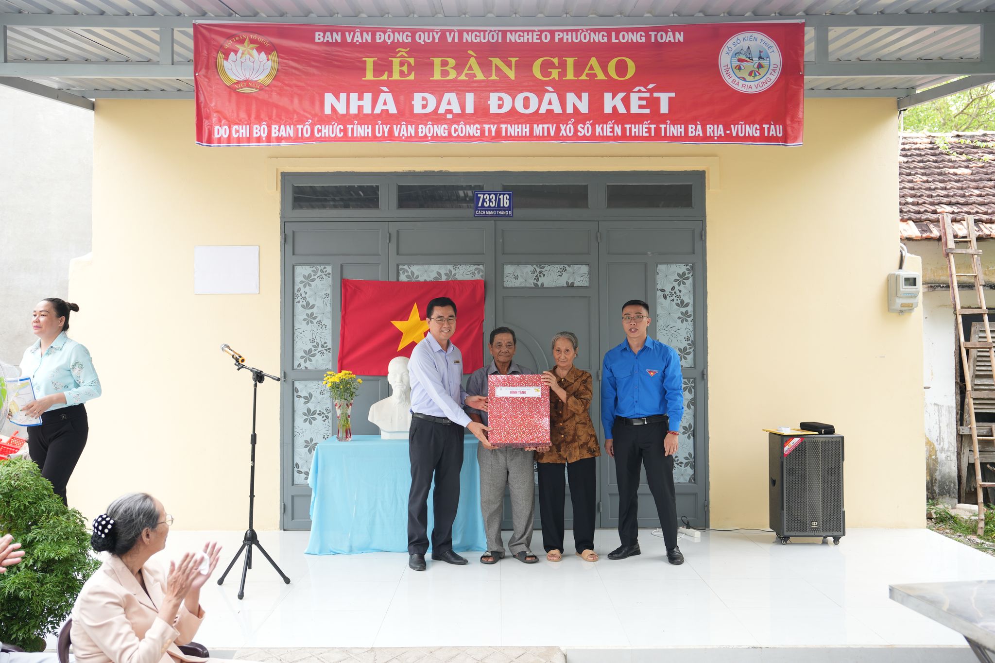 Bàn giao 11 căn Nhà Đại đoàn kết và Nhà tình nghĩa