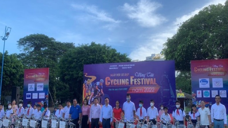 Trao quà cho người nghèo và tặng học bổng tại ngày hội xe đạp “Vũng Tàu Cycling Festival” năm 2022