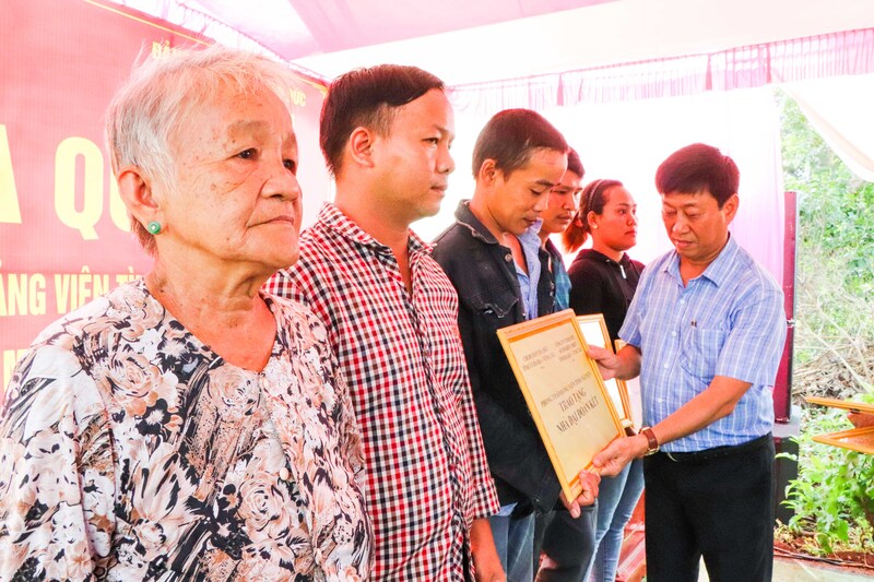 Trao tặng 11 căn nhà cho hộ nghèo, hộ khó khăn huyện Châu Đức