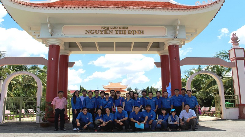 CHI ĐOÀN CÔNG TY TNHH MTQV XỔ SỐ KIẾN THIẾT TỈNH BÀ RỊA – VŨNG TÀU TỔ CHỨC VỀ NGUỒN TẠI BẾN TRE NĂM 2015 .