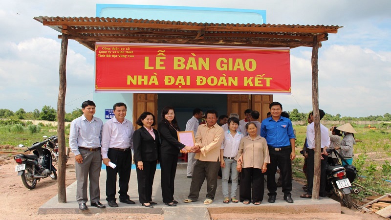 CÔNG ĐOÀN CƠ SỞ CÔNG TY TNHH MTV XỔ SỐ KIẾN THIẾT TỈNH BÀ RỊA – VŨNG TÀU TỔ CHỨC TRAO HỌC BỔNG VÀ NHÀ ĐẠI ĐOÀN KẾT TẠI XÃ BÔNG TRANG, HUYỆN XUYÊN MỘC, TỈNH BÀ RỊA – VŨNG TÀU NĂM 2015 .