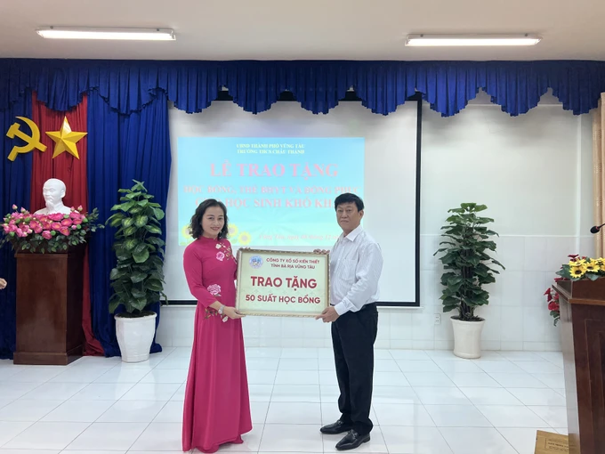 Công ty XSKT Bà Rịa Vũng Tàu và Công ty CP dịch vụ & Vận tải Biển trao học bổng, thẻ bảo hiểm y tế cho học sinh hiếu học