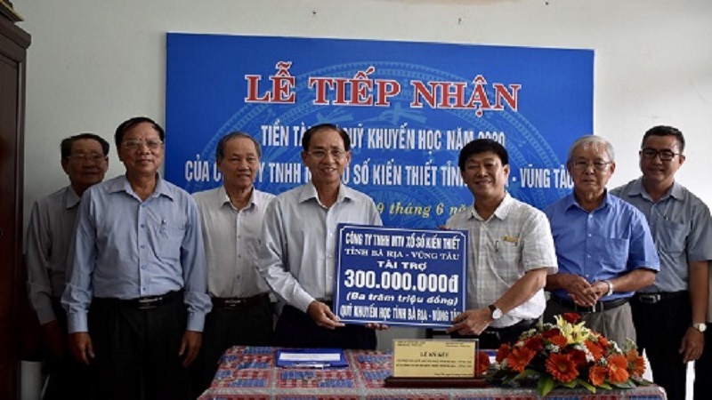 CÔNG TY TNHH MTV XỔ SỐ KIẾN THIẾT TỈNH: Tài trợ 300 triệu đồng cho Quỹ Khuyến học