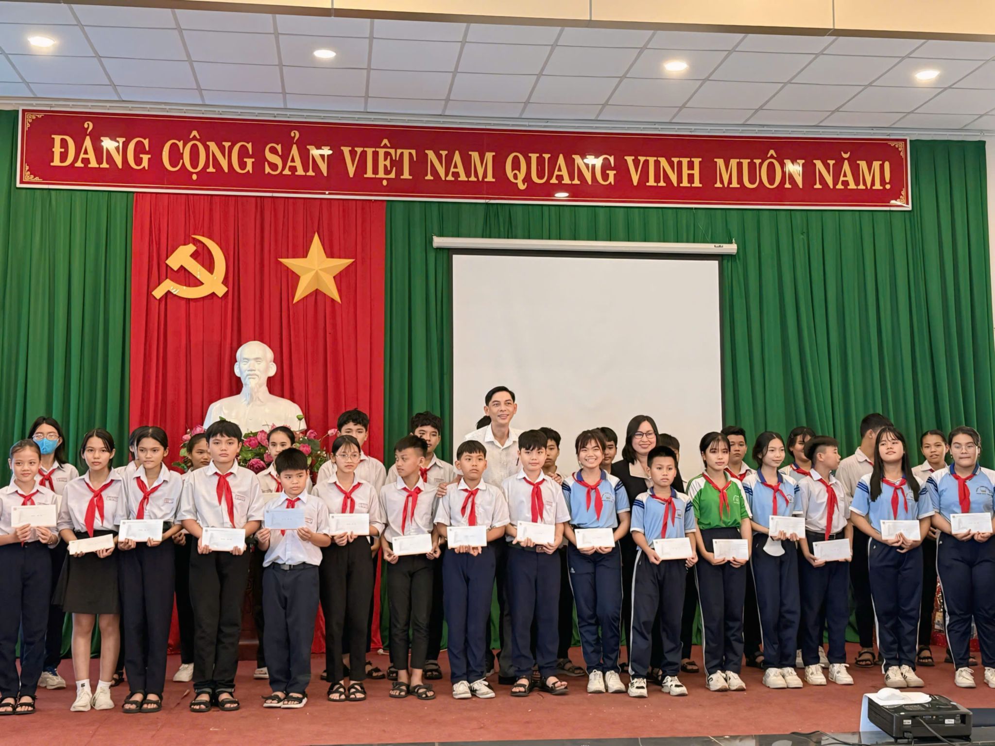 Trao học bổng Trường Long Hải