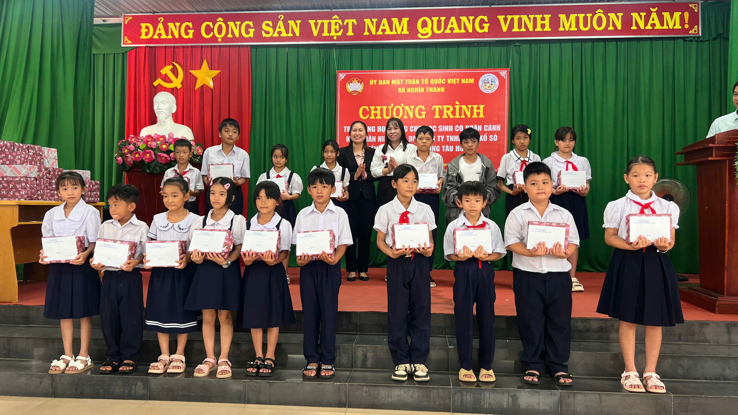 Trao học bong xa Nghia Thanh