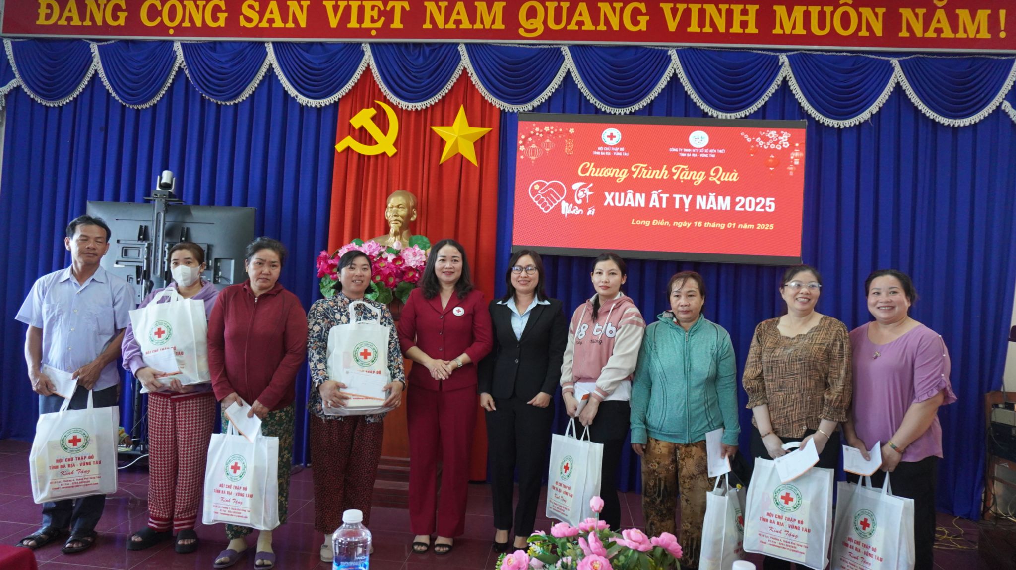 Trao quà Tết Xuyên Mộc 2025