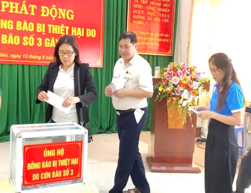 Công chức, viên chức huyện Côn Đảo ủng hộ đồng bào bị thiệt hại do cơn bão số 3.