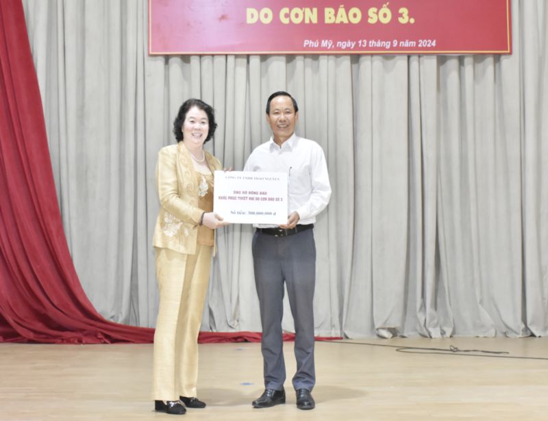 Ông Trương Trọng Ngân, Trưởng Ban Dân vận Thị ủy, Chủ tịch UBMTTQ Việt Nam TX.Phú Mỹ nhận bảng tượng trưng số tiền 300 triệu đồng từ đại diện Công ty TNHH Thảo Nguyên.