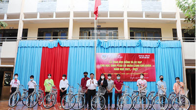 Công ty TNHH MTV Xổ số kiến thiết BR-VT: Trao xe đạp và học bổng cho học sinh phổ cập giáo dục