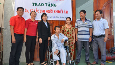 Công ty TNHH MTV Xổ số kiến thiết BR-VT: Tặng 9 xe lăn cho người khuyết tật
